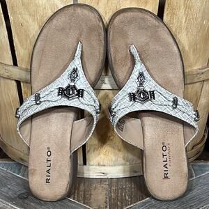 Rialto Bailee Comfort Taupe Croc Faux Leather Medallion Thong Sandals Womens 8.5